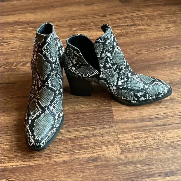 LALA IKAI Ankle Rodeo Boots Snakeskin Chucky Heel Women’s Size 7 New - Picture 4 of 10